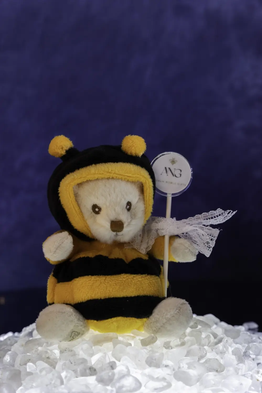 Aurum Noble Gifts - Teddybär Plüschtier mit ANG-Stab in der Hand